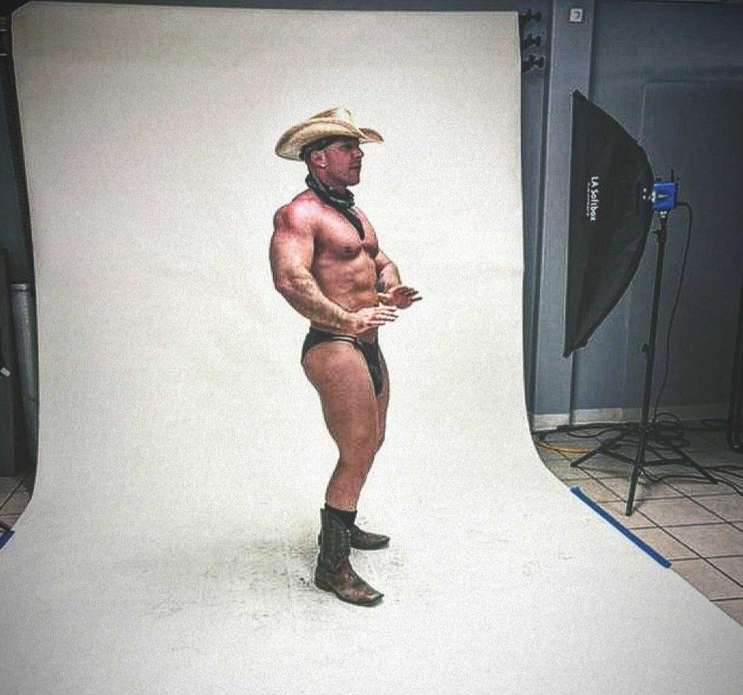 muscular-male-performer-in-studio-posing-phoenix-dancers-arizona