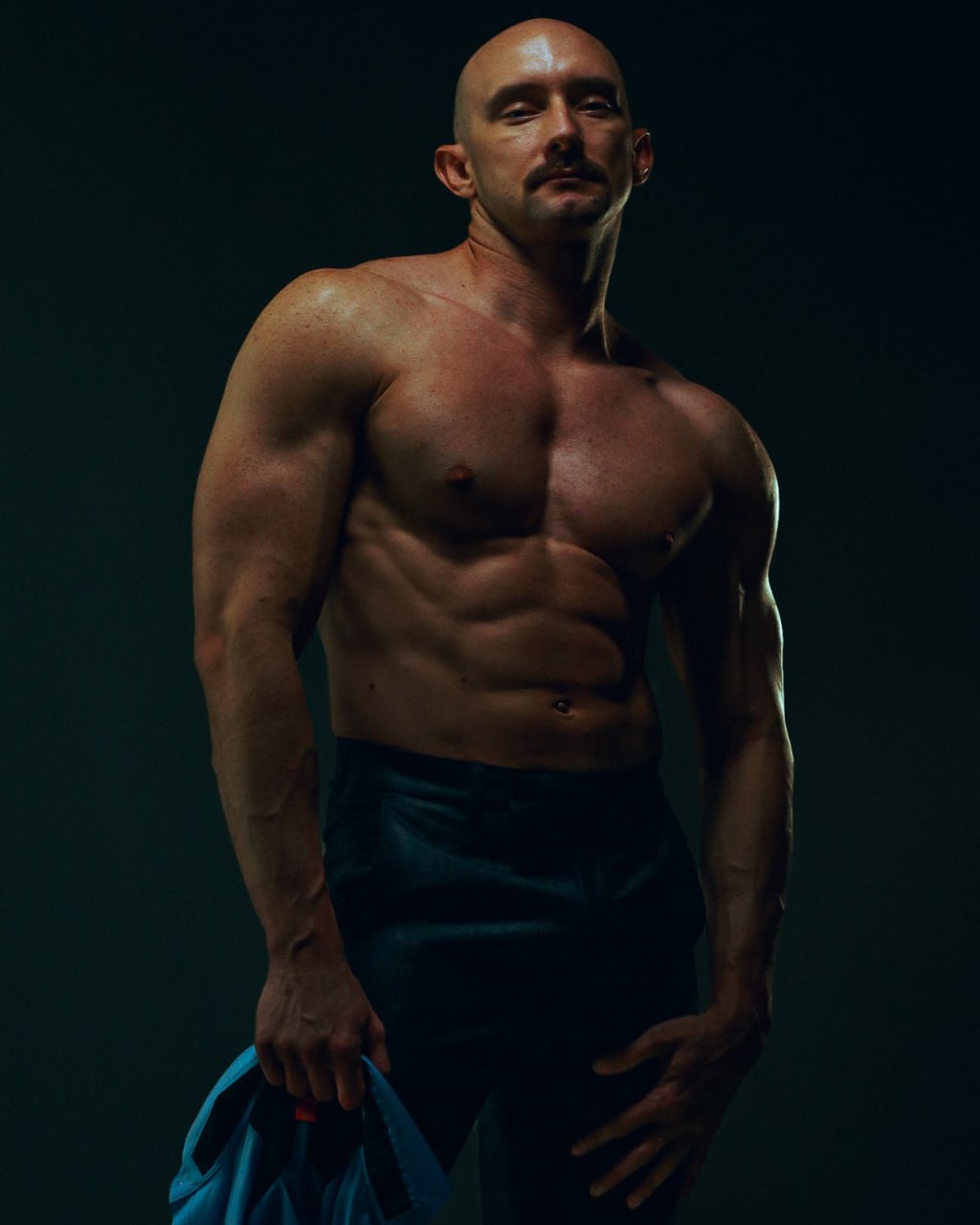 male-stripper-arizona-flexing-body-in-dark-light